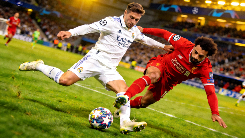 欧冠比赛中球员激烈拼抢足球的瞬间